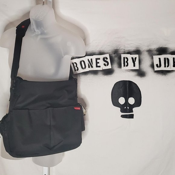 Skip Hop Black Messenger style diaper bag - Picture 1 of 16
